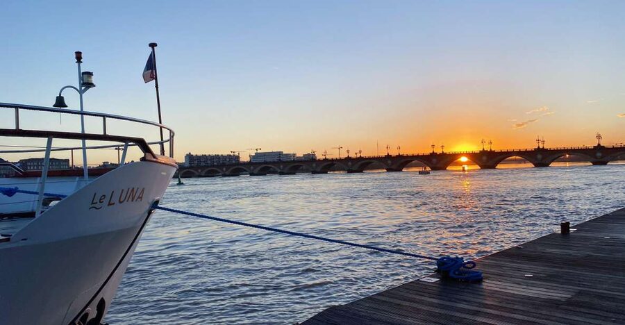 Aperitive guided cruise « Wine and Canelé » - Why Bordeaux looks different from the river Garonne