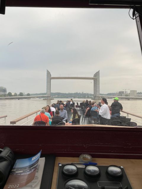 Aperitive guided cruise « Wine and Canelé » - Where you’ll board: Ponton d’honneur and the Pont de pierre area