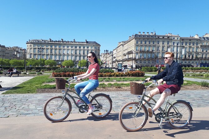 Bordeaux bike tour "The Best of Bordeaux" - The first hits: Saint-Michel, Grosse Cloche, and the big bell tower skyline
