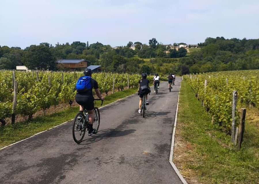 Bordeaux by Gravel Bike : Historic center & vineyards - The Garonne river ride: when the city widens and the air changes