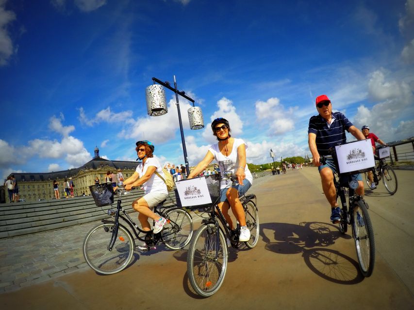 Bordeaux: Essentials 3-Hour Bike Ride - Grosse Cloche: quick stop, big personality
