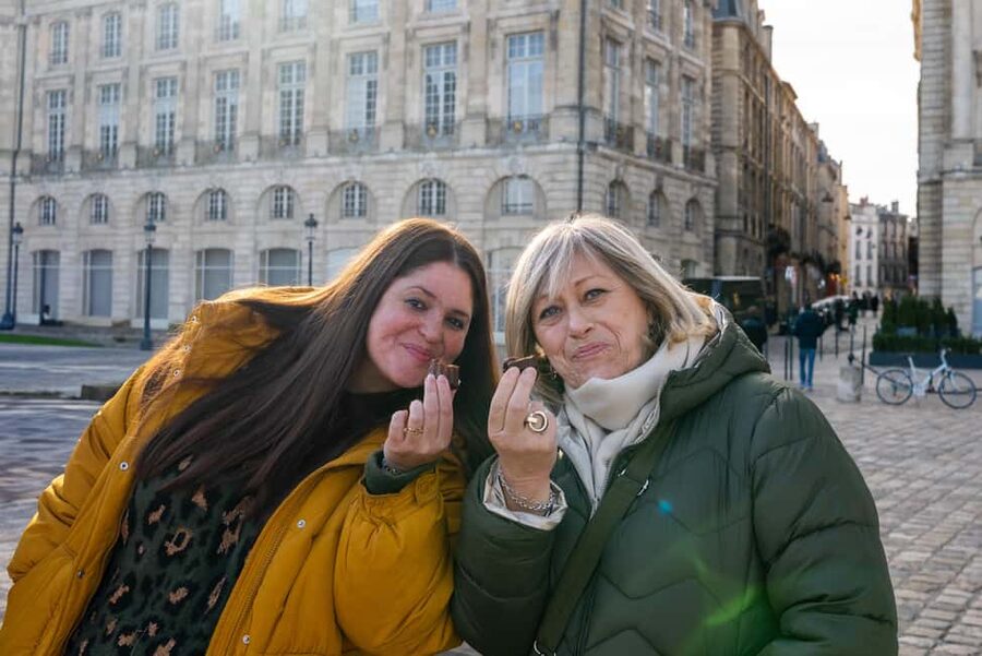 Bordeaux : Evening Food and Wine Tour with local delicacies - Starting at Monument aux Girondins: getting oriented before you eat