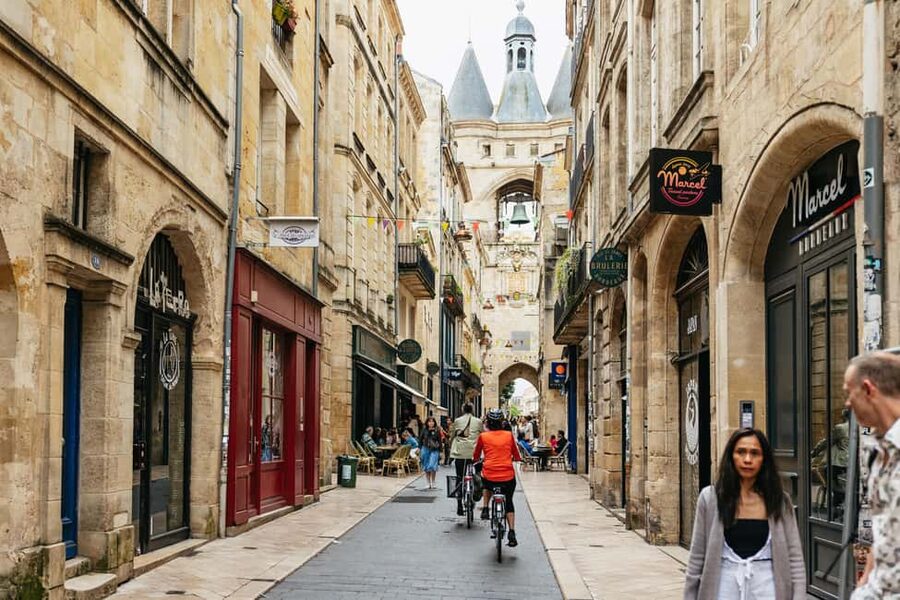 Bordeaux: Historic Center & Chartrons District Bike Tour - Why Bordeaux by bike makes immediate sense