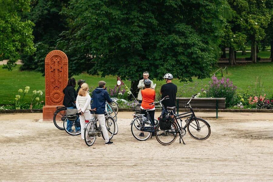 Bordeaux: Historic Center & Chartrons District Bike Tour - Meeting points and the first 10 minutes that set expectations