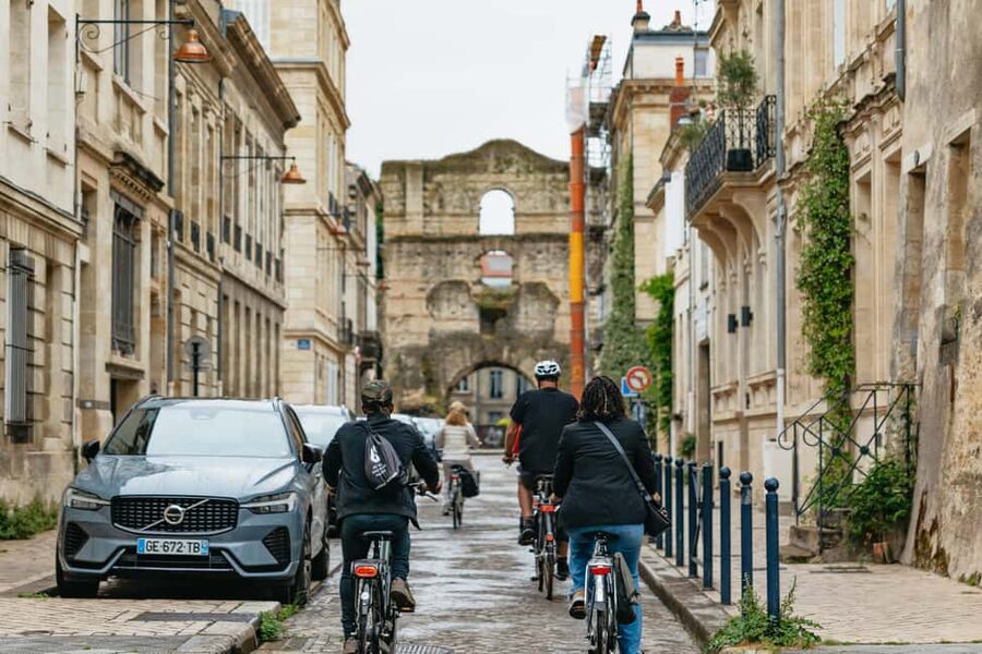 Bordeaux: Historic Center & Chartrons District Bike Tour - Notre-Dame de Bordeaux and the Cathedral: where the story turns visual