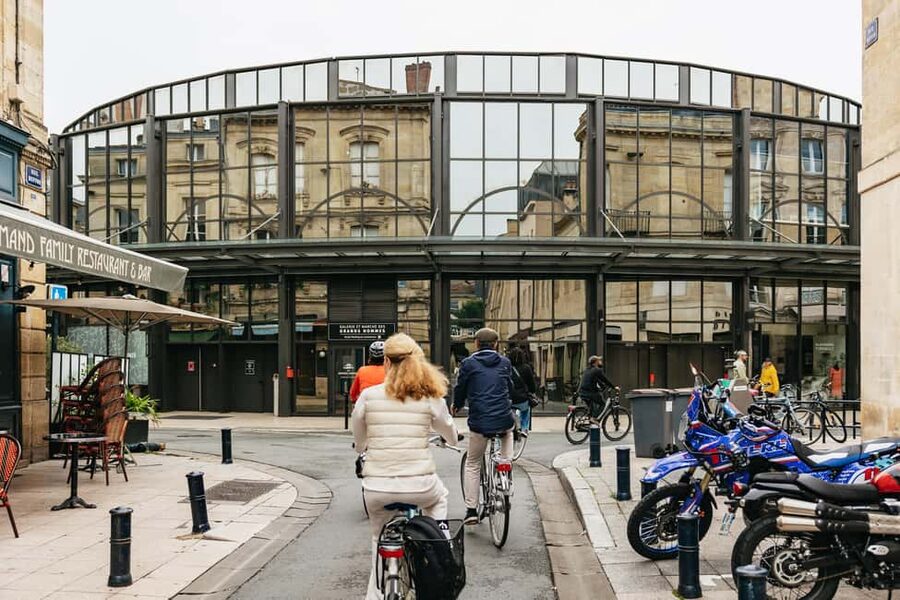 Bordeaux: Historic Center & Chartrons District Bike Tour - Chartrons and the street-level ride: finishing with style