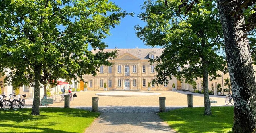 Bordeaux: Médoc & St-Emilion Wine 3 châteaux with lunch - Château stop #1 in the Médoc: classified growth energy and real cellar time