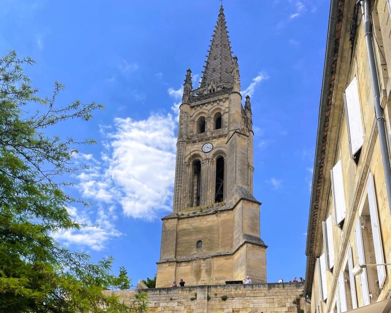Bordeaux: Médoc & St-Emilion Wine 3 châteaux with lunch - Meeting at Monument aux Girondins and riding a comfy minivan