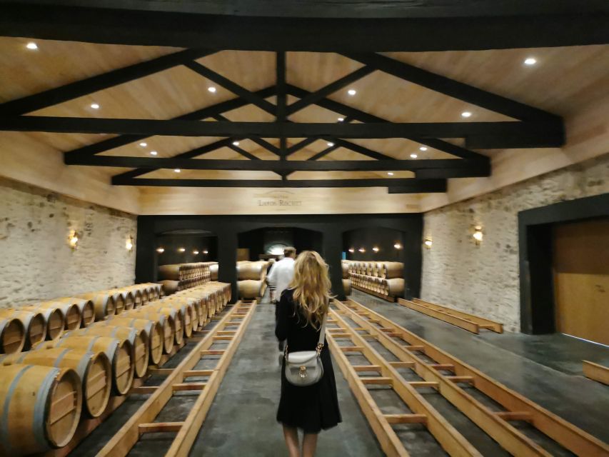 Bordeaux: Medoc tour in a small group (Luxury Mercedes EQV) - Château Margaux photo stop: the 1855 icon moment