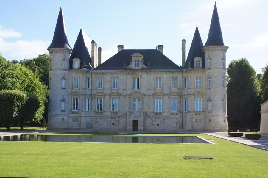 Bordeaux: Medoc tour in a small group (Luxury Mercedes EQV) - First château visit: guided tour plus a 75-minute tasting