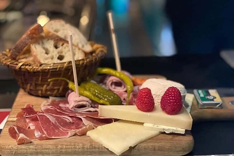 Bordeaux Night Walk ending with Wine and cheese Tasting - Porte Cailhau: Fortified Bordeaux and Pilgrim Connections