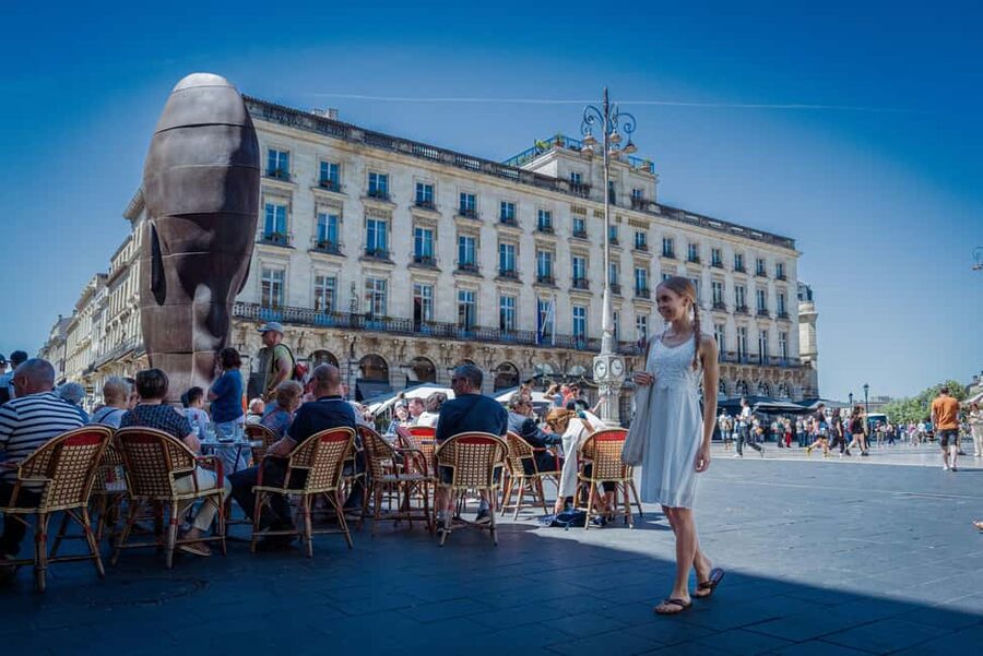 Bordeaux Photographer : Romantic or Family or Friends - Practical Logistics: Private Group, Wheelchair Access, and Timing