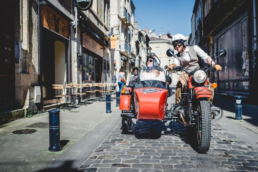 Bordeaux: Sightseeing by Side Car - The live commentary: monuments plus daily life