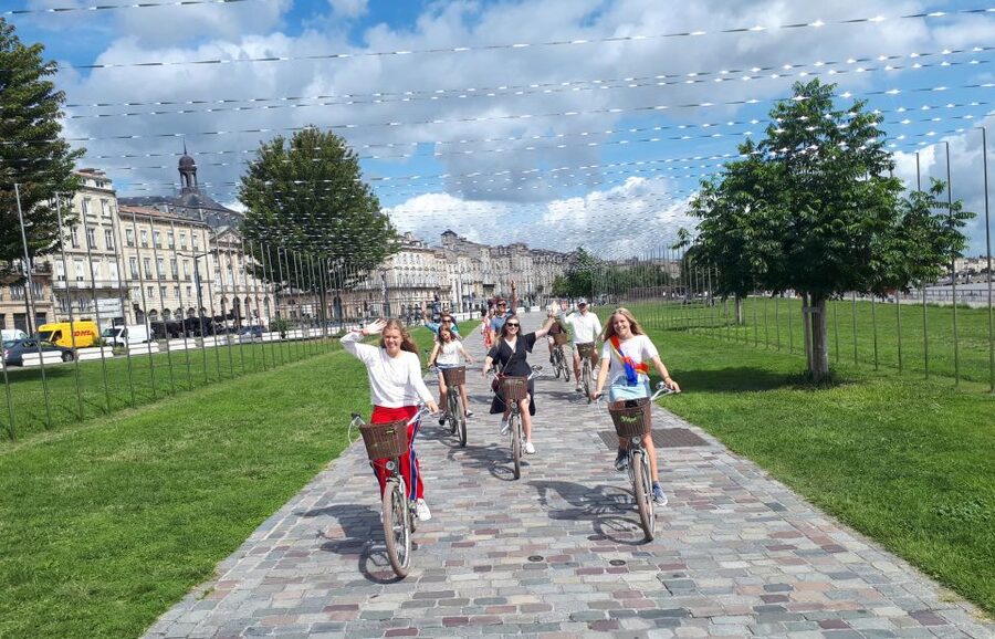 Bordeaux: Top Landmarks & Historic Bike Tour - Chartrons wine quarter and Jardin Public: where the tour turns food-and-place