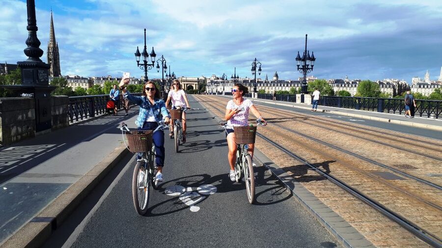 Bordeaux: Top Landmarks & Historic Bike Tour - Miroir d’eau and Porte Cailhau: finishing with two iconic city symbols