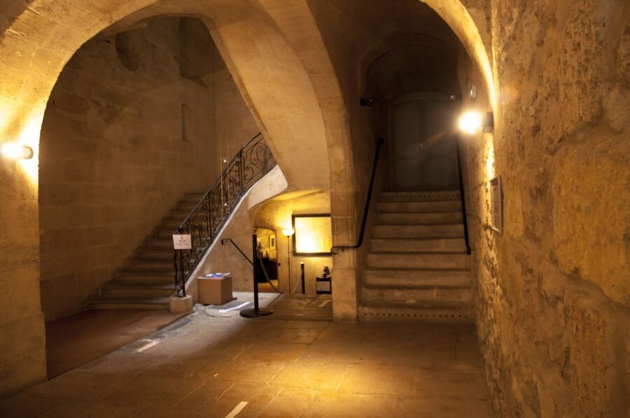 Bordeaux: Wine and Trade Museum Entry Ticket & Wine Tasting - Entering the historic cellars and seeing barrel-aging at work