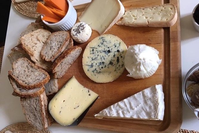 Dine With a Bordeaux Local in a Chartrons / Jardin Public Home - Who should book this Bordeaux local home dinner