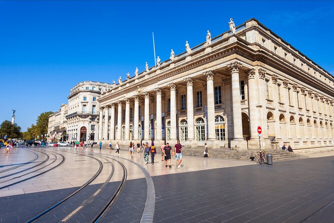 Gourmet tour of Bordeaux and its sweet specialties - Stop 3: Monument aux Girondins and a historic fountain moment