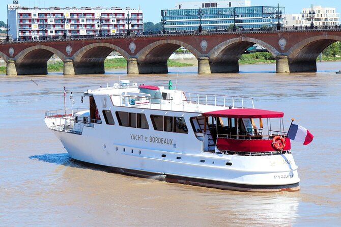 Prestige Commented Cruise glass of wine and Canelé in Bordeaux - Montaigne and Montesquieu: the esplanade viewpoint you’ll remember