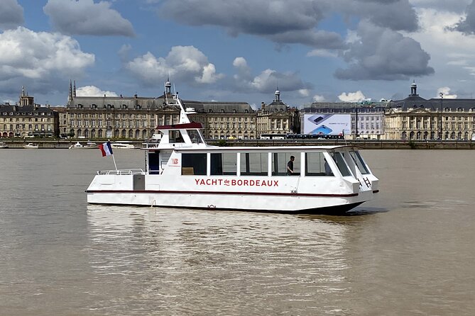 Prestige Commented Cruise glass of wine and Canelé in Bordeaux - Price and value for a bilingual 1.5-hour cruise