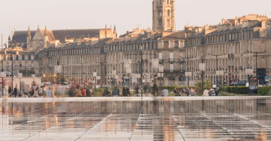 The essential in Bordeaux, private tour with a local - Entering Bordeaux the right way: orientation plus stories